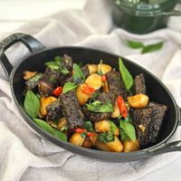 可能是豆腐、香菇、紫蘇和羊肚蕈菇的圖像