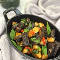 可能是豆腐、香菇、羊肚蕈菇和紫蘇的圖像