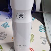 可能是泡茶器、吹風機和顯示的文字是「 ስ 芸 ZWILLING sou.sou sou 」的圖像