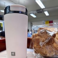可能是燕麥餅乾、泡茶器、咖啡杯和文字的圖像