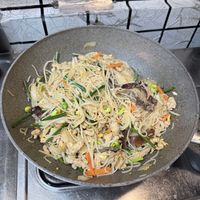 可能是香菇、炒麵、義大利麵和拉麵的圖像