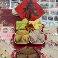 可能是戚風蛋糕、豆腐、舒芙蕾和顯示的文字是「 STADE 主壹王 STAUB ဟ 小本本· 05 TAU AUB STACS BAYA S 」的圖像