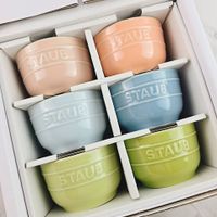 可能是顯示的文字是「 STAUB STAUB STAUB STAUB STAUB STAUB STAUS 」的圖像