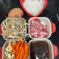 可能是麵、拉麵和顯示的文字是「 STAUD si STAUR STA 」的圖像