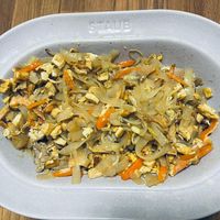 可能是義大利麵、豆腐和炒麵的圖像