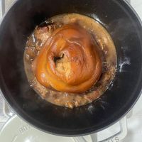 可能是肉桂捲和水果塔的圖像