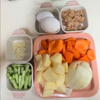 可能是豆腐和顯示的文字是「 due EnVIS SAAS STAUB STAUB STAUB SAATS 」的圖像