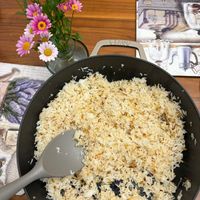 可能是西班牙大鍋飯、炒飯和印度香料飯的圖像
