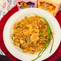可能是麵、炒飯、炒麵和文字的圖像