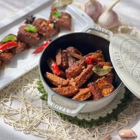 可能是肉排、豆腐、烤羊肉串和文字的圖像