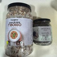 可能是食物和顯示的文字是「 Trevijano SHIITAKE SHITAKEANDPORCINI AND PORCINI risotto Honest HonesFied Fbed TARTUFERIA 3anaлa blacktruffle black truffle PATE altartufo tufo nero al T. 我S下限. 」的圖像