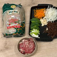 可能是麵、義大利麵、拉麵、豆腐和文字的圖像