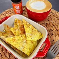 可能是‎肉餡餅、歐姆蛋和‎顯示的文字是「 ‎BCT SPICES 爆 粉 WNANN ۹ ዲግንቱ אנשוי‎ 」‎‎ 的圖像