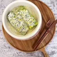 可能是壽司、麵和粥的圖像