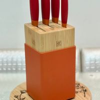 可能是刀和顯示的文字是「か T , Staub 」的圖像