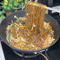 可能是麵、義大利麵、拉麵和顯示的文字是「 FAng FAng 」的圖像