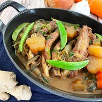 可能是香菇、燉小牛膝、炒麵和豆腐的圖像
