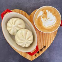 可能是咖啡、紅心、港式點心和顯示的文字是「 STAUB STAVE Л CUULS 1 Staub 」的圖像