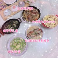 可能是‎義大利麵和‎顯示的文字是「 ‎עטב 白酒燉豬排 Shtes 咖哩 加哩果乾熊肉沙拉 ΕΛΕέΣ 海帶蛋花湯 白酒奶油洋蔥鮭魚 白酒奶 照瓜炒蛋‎」‎‎ 的圖像