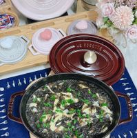 可能是‎香菇、豆腐、火鍋和‎顯示的文字是「 ‎STAUB ف SYAUB STAUD STAUD س AUD‎ 」‎‎ 的圖像