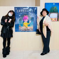 可能是一或多人、牛角扣大衣和文字的普普藝術品