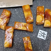 可能是壽司、刀、豆腐和文字的圖像