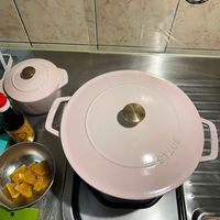 可能是豆腐、泡茶器和顯示的文字是「 Em.... Te STAUB STAUB - 選」的圖像