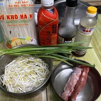 可能是拉麵、麵和顯示的文字是「 SELOM ELO GROUP ĐẶCSAN SAN ĐẶC HÀ NỘI- HÀNỘI-VIỆTNAN VIỆT VIỆTNAM NAM หง KHO HÀ NI GRAIN STARCH NOODLE Thơm ngon, hợp vệ sinh 4午産 NON NON 」的圖像