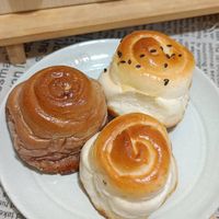 可能是半圓形餡餅、巴布卡麵包和肉桂捲的圖像