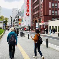 可能是一或多人、道路、街道、東京鐵塔和文字的圖像