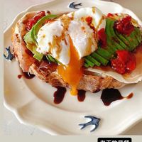 可能是壽司、水波蛋和顯示的文字是「 Breakfast 3月8日 3) Breakfst3月8日 中 Rapar Pressed Record Breakfast Time wtRapgrPresReod- > ਨ 老王 老王的早餐 好喜歡開放式三明治」的圖像