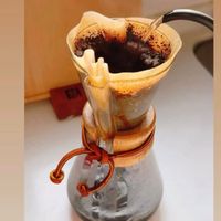 可能是咖啡杯、咖啡機、矢車菊和顯示的文字是「 Breakfast 3月9日 中 grgr_playlist Coffee and Laughter> X 老王的早餐 他太早出門了只來得及咖啡」的圖像