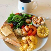 可能是矢車菊和顯示的文字是「 Breakfast 3月11日 小 grgr_playlist Coffee and Laughter> X 老王的早餐 收到老王給的大紅包 開心」的圖像