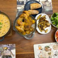 可能是燉小牛膝、起司火鍋、肉餡餅和文字的圖像
