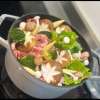 可能是火鍋、香菇、起司火鍋和顯示的文字是「 STAUB STAUB 」的圖像