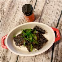 可能是肉排、豆腐和紫蘇的圖像