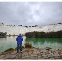 可能是火山口和湖泊的圖像