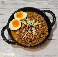 可能是拉麵、水波蛋和顯示的文字是「 a m 4 202602-9擔擔麵 擔擔麵」的圖像