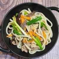 可能是麵、拉麵、炒麵、義大利麵、香菇和文字的圖像