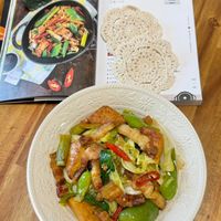 可能是豆腐、炒麵和文字的圖像