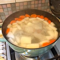可能是燉菜、鍋子、蔬菜和文字的圖像