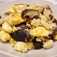 可能是香菇、水波蛋、炒飯和豆腐的圖像