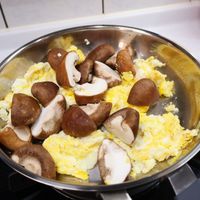 可能是豆腐、香菇和水波蛋的圖像