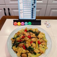 可能是豆腐、炒飯、北非小米飯、炒麵和文字的圖像