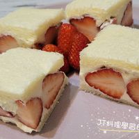 可能是草莓、戚風蛋糕和文字的圖像