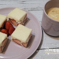 可能是草莓、蛋糕、總匯三明治和文字的圖像