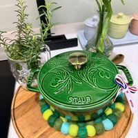 可能是顯示的文字是「 9 STAUB STAUB 」的圖像