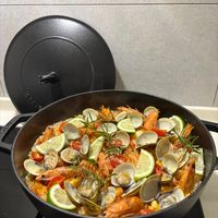 可能是西班牙大鍋飯和燉小牛膝的圖像