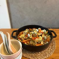 可能是西班牙大鍋飯和木湯匙的圖像