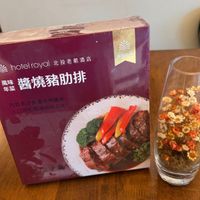 可能是食物和顯示的文字是「保格桃用 hotelroyal hotelroyal北投老館酒店 北投老童酒店 風味 年菜 醬燒豬肋排 I 」的圖像